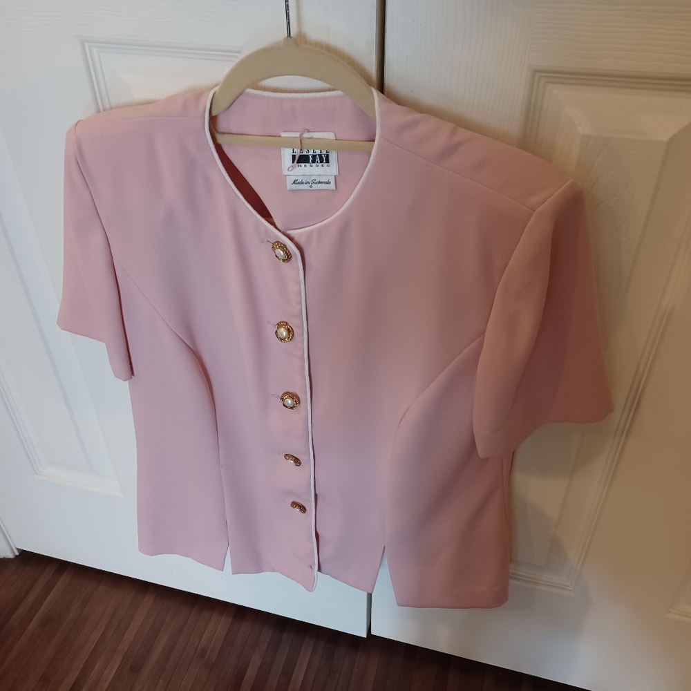 Lesley Fay, Pink blouse 👚